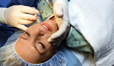Centro Médico Estibel inyectando relleno para arrugas en mujer